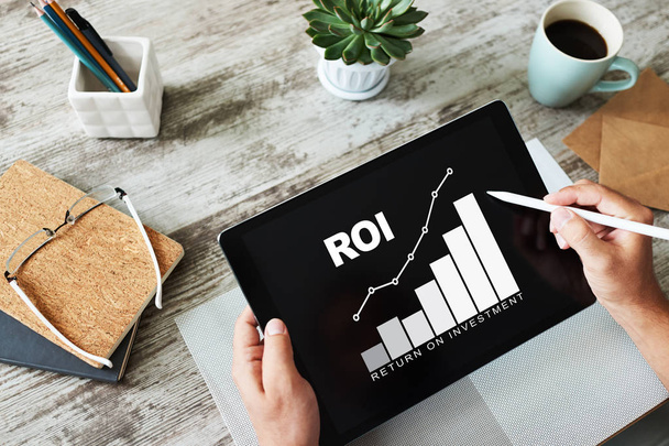 ROI, απόδοση των επενδύσεων, επιχειρηματική και χρηματοοικονομική έννοια. - Φωτογραφία, εικόνα