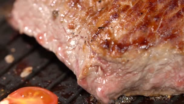 Připravte si steak s rajčaty v pánvi. Zpomalený pohyb - Záběry, video