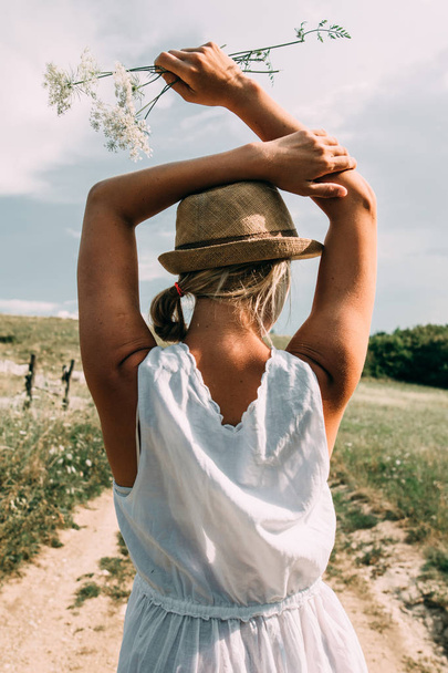 hasır şapka, kadın arka görüş tatilde olan kadın - Fotoğraf, Görsel
