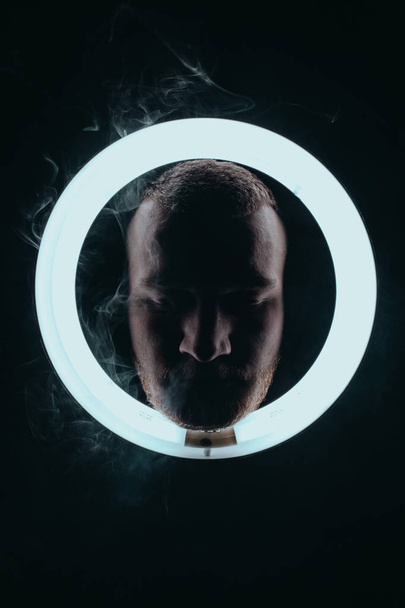 futurystyczny zdjęcia w pierścień światła z dymu - Zdjęcie, obraz
