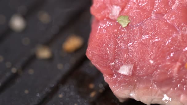 Nyers steak sült egy serpenyőben. lassú mozgás - Felvétel, videó