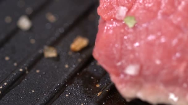 Nyers steak sült egy serpenyőben. lassú mozgás - Felvétel, videó