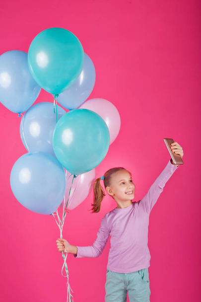 Dziewczyna z balonów i telefon - Zdjęcie, obraz