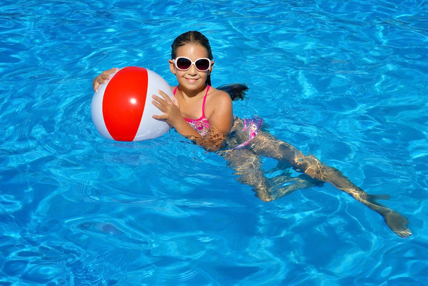 Echt entzückende Mädchen entspannen im Schwimmbad, Sommerferienkonzept - Foto, Bild