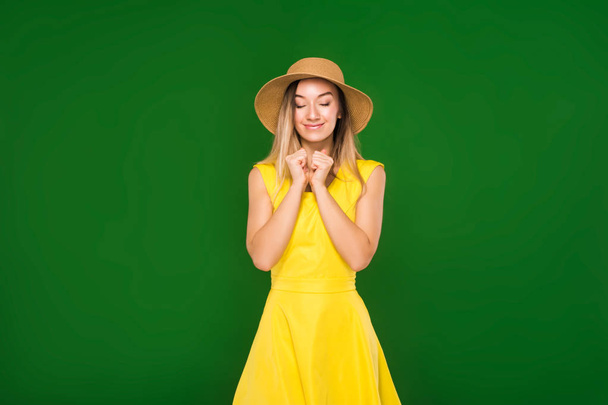 kaunis blondi keltainen mekko ja olki hattu
  - Valokuva, kuva
