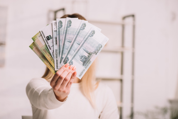 Nahaufnahme einer Frau mit russischen Rubel-Banknoten in der Hand - Foto, Bild