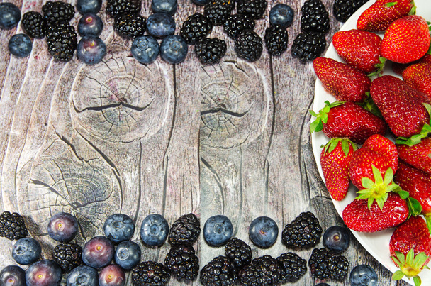 Berries on wood background - Foto, afbeelding