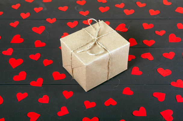 Cajas de regalo en mesa de madera. Imagen de regalo adecuada para San Valentín, Navidad, Año Nuevo o Cumpleaños. Con copyspace
 - Foto, imagen