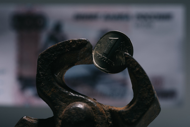 vista de cerca de la herramienta de vise de hierro con una moneda de rublo
 - Foto, imagen