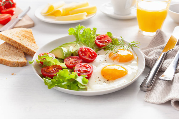 Zdravá snídaně se sázenými vejci, avokádem, rajčaty, toasty a káva - Fotografie, Obrázek