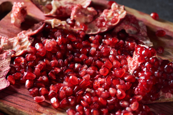 Close up shot of cut pomegranate on cutting board - Foto, Imagem