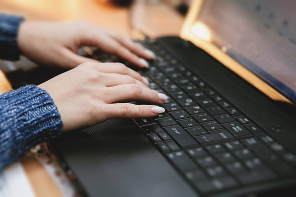 женщина с помощью ноутбука, поиск в Интернете, просмотр информации, имея рабочее место на дому / мягкая картина фокуса / винтажная концепция
 - Фото, изображение