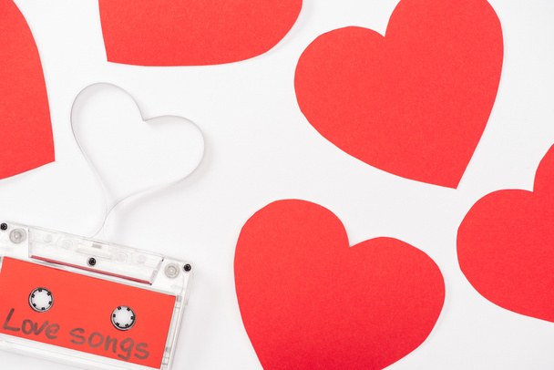 vue du haut de la cassette audio avec lettrage "chansons d'amour" et cartes en forme de coeur isolées sur blanc, concept Saint-Valentin
 - Photo, image