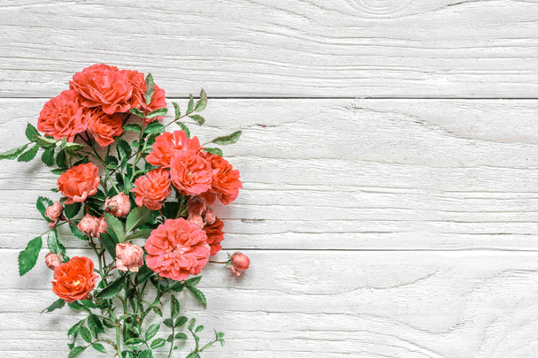 букет з трояндових квітів в кольорі Living Coral. Колір Пантона 2019 року. Концепція природи. Пласка лежала. знущатися. вид зверху з простором для копіювання
 - Фото, зображення