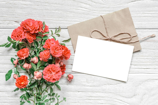 Modèle de marque élégant pour afficher vos œuvres d'art. carte de vœux et fleurs roses en couleur Living Coral. Couleur Pantone de l'année 2019. Plat vue de dessus
 - Photo, image