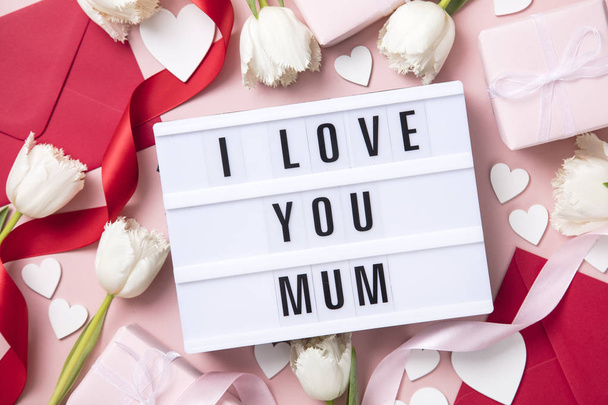 Mother's Day lightbox message with white flowers and hearts - Foto, afbeelding