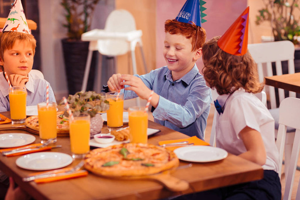 Happy kids going to eat pizza on birthday party - Foto, imagen