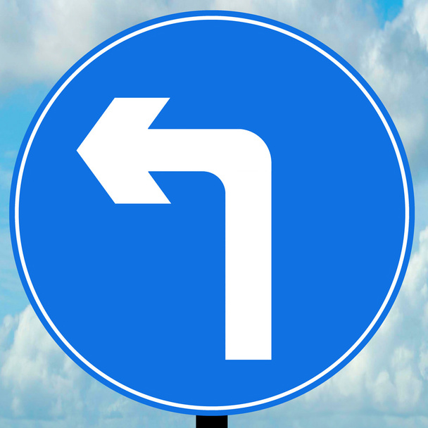 Поверните налево впереди дорожного знака
 - Фото, изображение