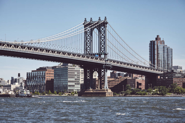 マンハッタン橋とブルックリン、カラートーンの絵、ニューヨーク、アメリカ. - 写真・画像