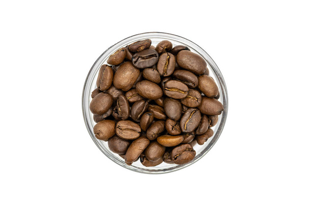Granos de café tostados, cerca, aislados. Deliciosos granos de café de arábica india cruda
. - Foto, imagen