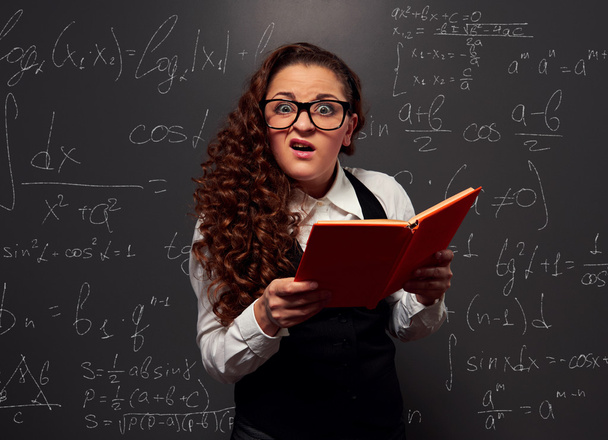 student over schoolbord met formules - Foto, afbeelding