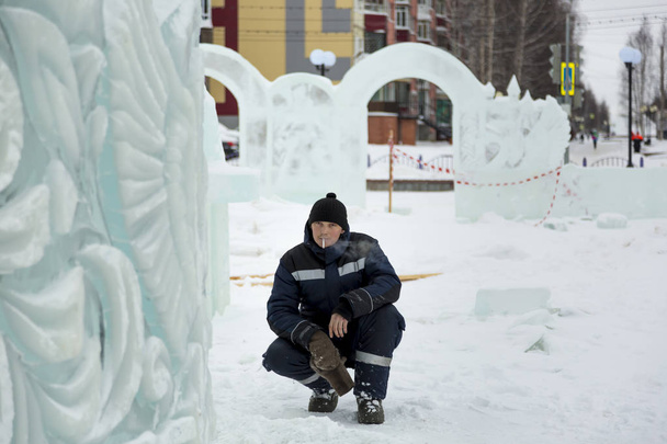 A munkavállaló egy gyülekezési helyén egy jég város téli overall portréja - Fotó, kép