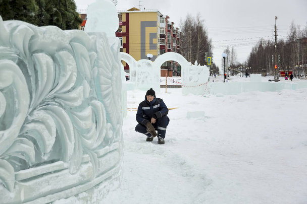 Työntekijän muotokuva jääkaupungin keräyspaikalla talvihaalareissa
 - Valokuva, kuva