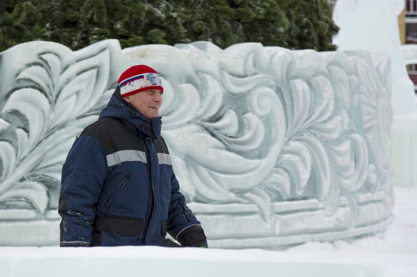 Ritratto di un lavoratore in un cantiere di montaggio di una città di ghiaccio in tuta invernale
 - Foto, immagini