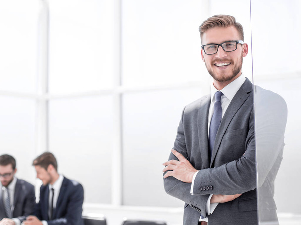 smiling businessman on blurred office background - Foto, Imagem