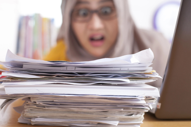 Portrét z asijských muslimských podnikatelka unavený, nemocný stres šoku bolest hlavy gesto kvůli další papírové práce, přepracovaný v kanceláři - Fotografie, Obrázek
