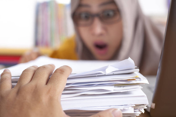 Ritratto di donna d'affari musulmana asiatica stanca stress malato scioccato gesto mal di testa a causa di più lavoro di carta da fare, sovraccarico di lavoro in ufficio
 - Foto, immagini