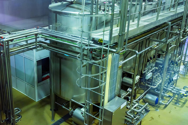 Металлические резервуары на заводе безалкогольных напитков
 - Фото, изображение