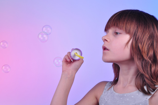 Chica soplando burbujas de jabón
 - Foto, imagen