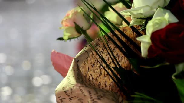 kytice bílých a tmavě červené růže leží na pravé straně obrazovky, zabalené v papíru řemeslo - Záběry, video
