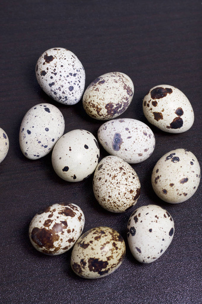 Quail eggs. Lie on a dark background. - Zdjęcie, obraz