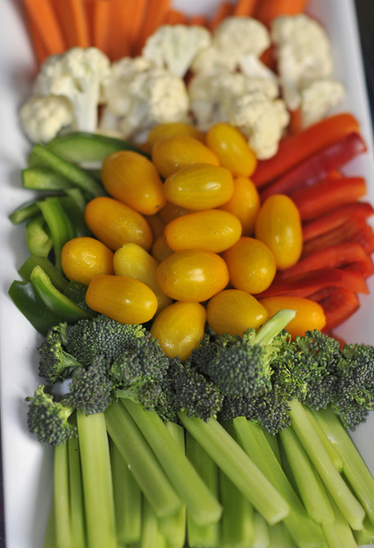 Tarjottimella hienonnettu vihanneksia
 - Valokuva, kuva