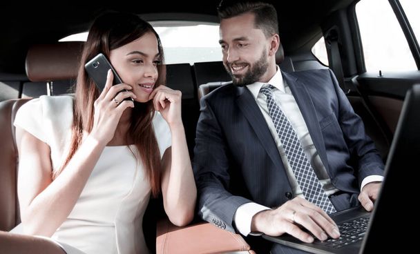 businesswoman talking on the phone in the back seat of the car - Foto, Bild