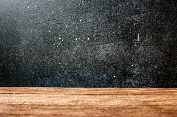 Het oppervlak van de ruwe houten tafelblad en schoolbestuur gekleurd met krijt. Abstracte achtergrond met krassen - Foto, afbeelding