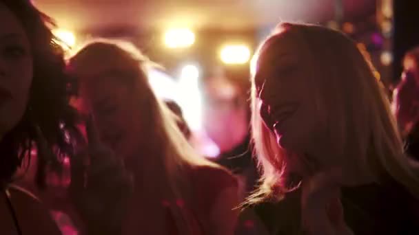 fiatal lány barátai egy koncerten egy tánc klub tánc - Felvétel, videó