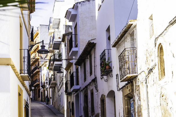 Arquitetura mediterrânica em Espanha. Ruas acolhedoras da cidade velha de Xavia ou Javea
 - Foto, Imagem