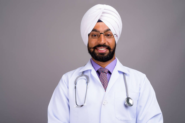 Retrato del joven indio Sikh hombre médico sonriendo
 - Foto, Imagen