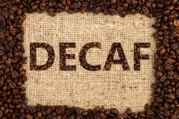 Без кофеина написана с жареными бобами в качестве концепции на коричневый кофе мешок в качестве фона
 - Фото, изображение
