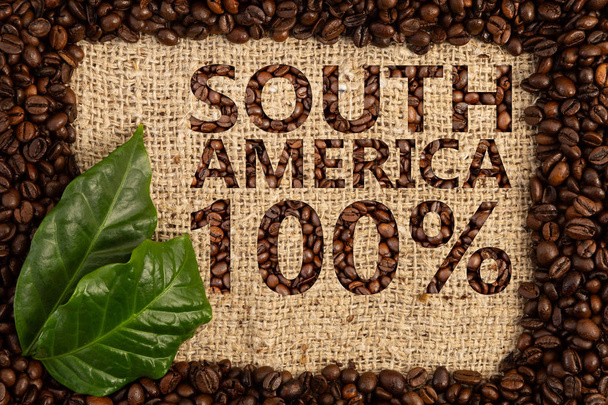 Sudamérica cien por ciento escrito con frijoles asados sobre fondo marrón como origen del concepto de café
 - Foto, Imagen