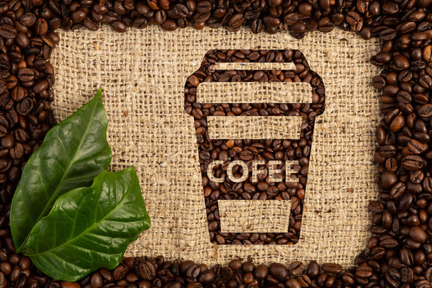 Karton bardak kahve gitmek üzerinde kahverengi çuval bezi fasulye çanta zemin üzerine yazılmış metin için - Fotoğraf, Görsel