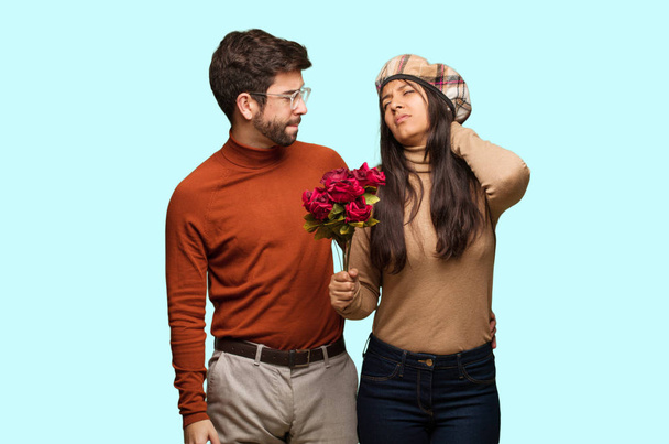 Jeune couple dans la Saint-Valentin souffrant de douleur au cou
 - Photo, image