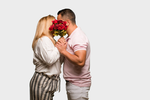 Couple latin d'âge moyen célébrant la Saint Valentin
 - Photo, image