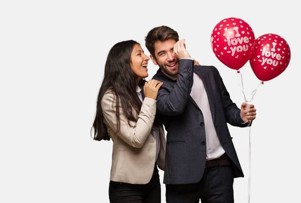 Mladý pár v Valentýn gesto dalekohled - Fotografie, Obrázek