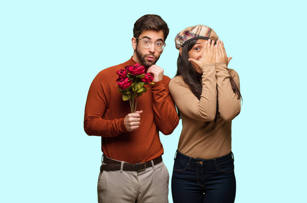 Jeune couple dans la Saint Valentin se sent inquiet et effrayé
 - Photo, image
