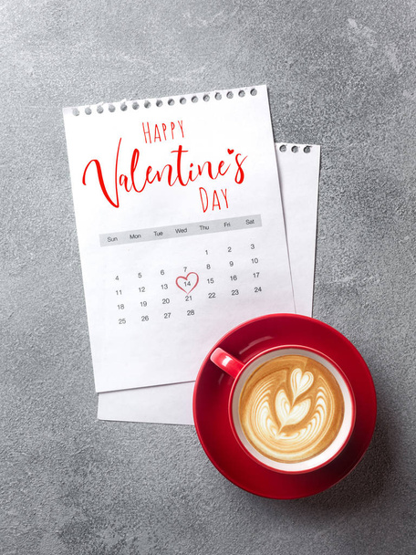 Valentines day greeting card. Red coffee cup over february calendar. Top view. - Zdjęcie, obraz
