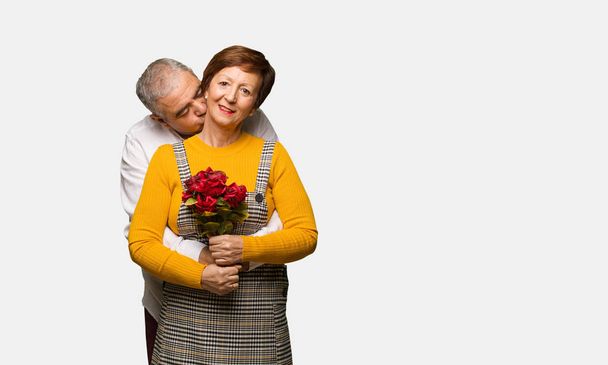 Sevgililer günü kutlama orta yaşlı çift - Fotoğraf, Görsel